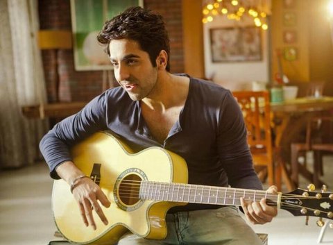 Ayushmann Khurrana Singing In Train