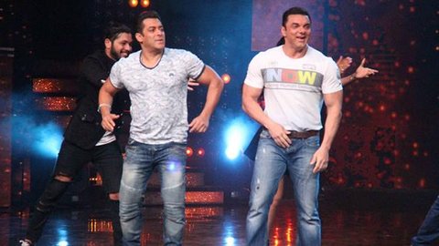 Salman Khan Promotes Tubelight On Nach Baliye 8 75