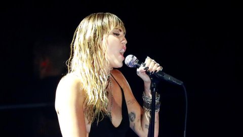 Miley Cyrus performs at the 2019 MTV Video Music Awards.