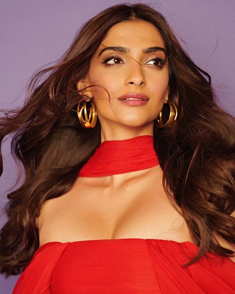 Sonam Kapoor Slays In A Strapless Red Dress1