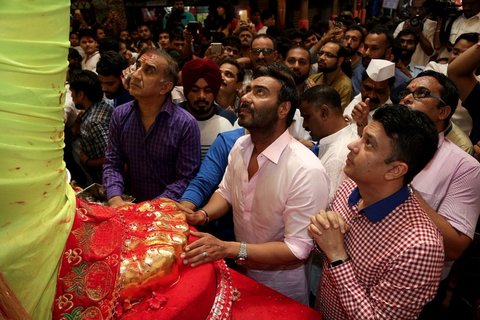 1503725233 Bollywood Actor Ajay Devgn Seeks Blessi