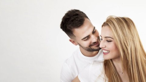 Casal Feliz No Fundo Branco 23 2147737251 1280x720