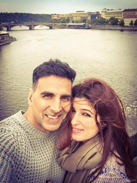 Akshay Kumar Selfie With His Wife Dc43