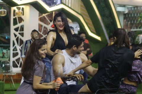 Video Of Bigg Boss 14 Ladies Competing To Seduce Sidharth Shukla - StarBiz.com