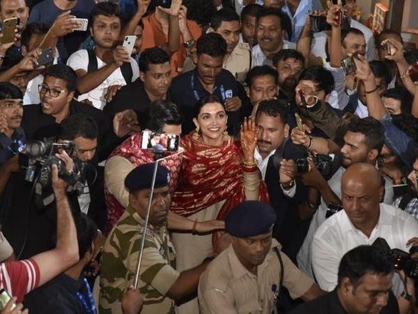 1542524523 Airprot Mobbed Newlyweds Ranveer Singh