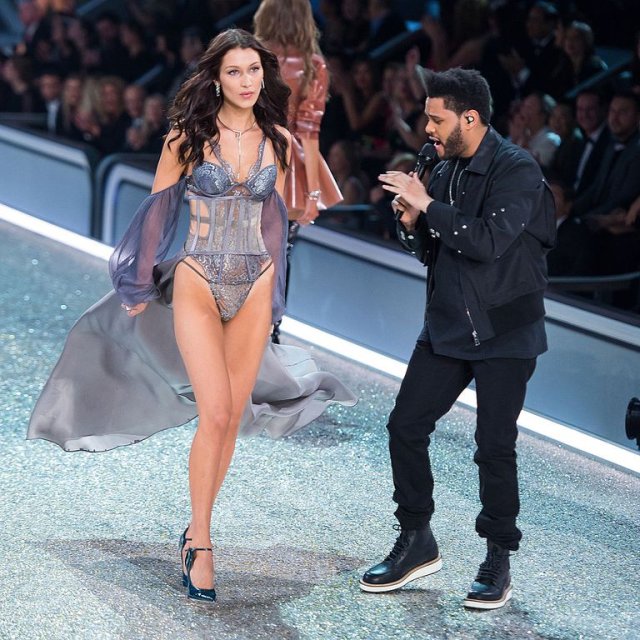 Model Bella Hadid And The Weeknd Walk The Runway D