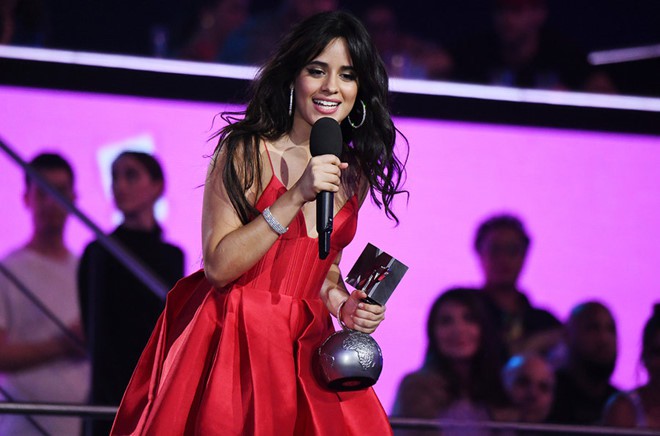 Camila Cabello táº¡i EMAs 2018: Chiáº¿n tháº¯ng cáº£ 3 háº¡ng má»¥c quan trá»ng nháº¥t - áº¢nh 1.