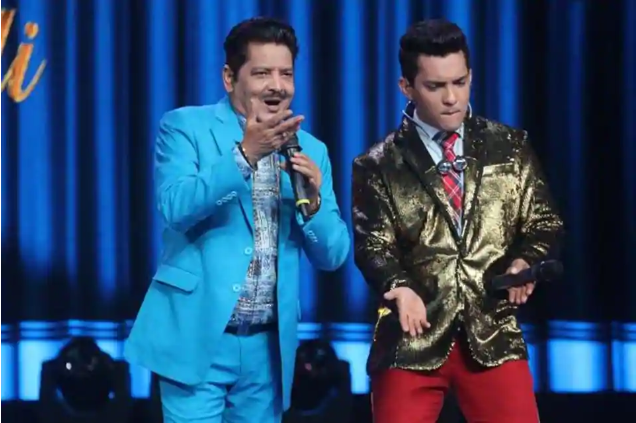 Udit Narayan stands together with Aditya Narayan at the show