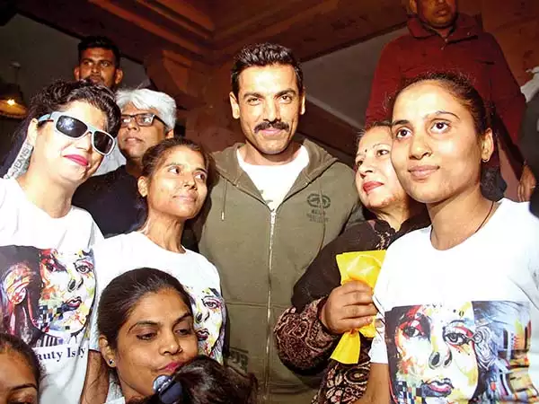 Kết quả hình ảnh cho john abraham visit acid attack victims in lucknow