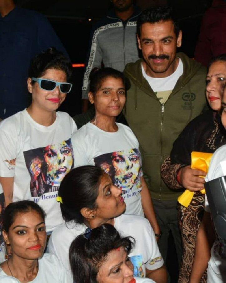 Kết quả hình ảnh cho john abraham visit acid attack victims in lucknow