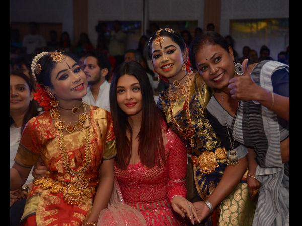 The Children Take Pictures With Aishwarya Rai