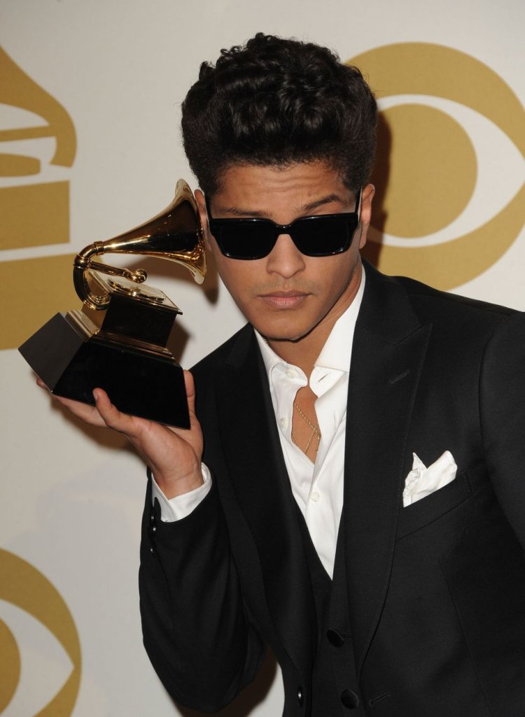 Best Grammy Photos: Take A Look Back At 20 Pics of Artists Holding ...