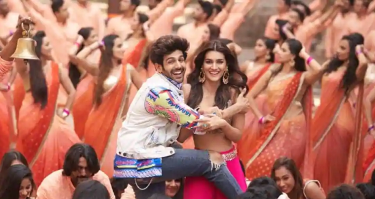 Luka Chuppi Actor Kartik Aaryan 's Mother Cried Seeing Him Kissing