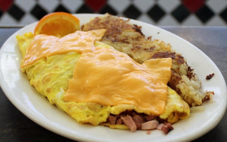 Ham And Cheese Omelette With Hash Browns 940x590