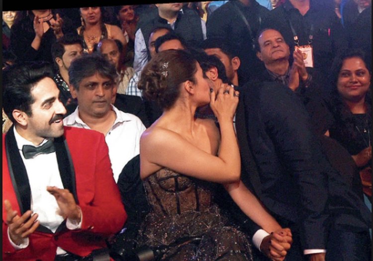 Ranbir Kapoor Kisses Alia Bhatt, Vicky Before Receiving Filmfare Award