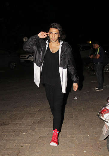 10 Super Awkward Pictures Of Bollywood Stars Click