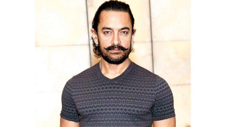 Aamir Khan Flies Economic Class Takes Passenger By