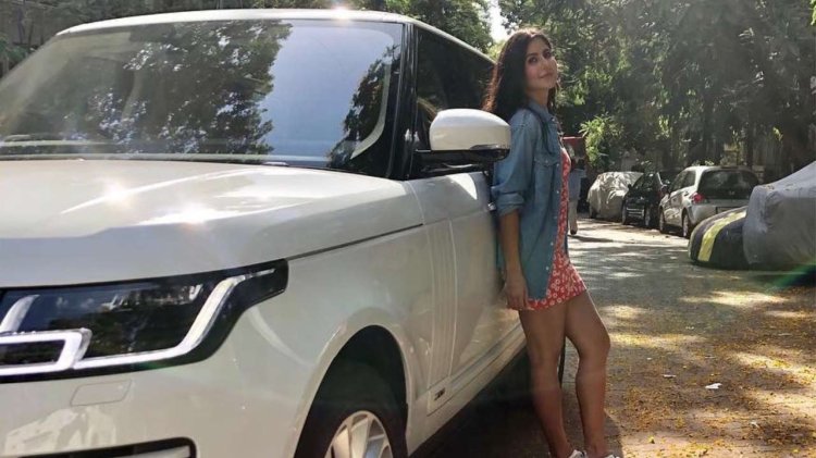 820197 Katrinakaif Car