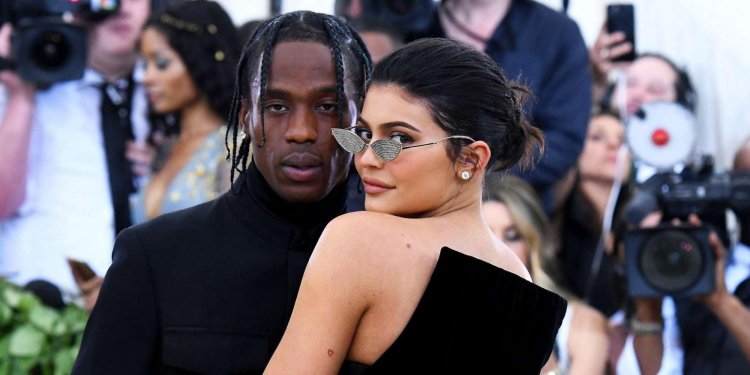 Kuwk Kylie Jenner Gives Travis Scott A Tattoo 8211