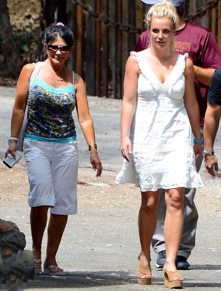 Britney Spears Appears Alongside Mother At Conserv