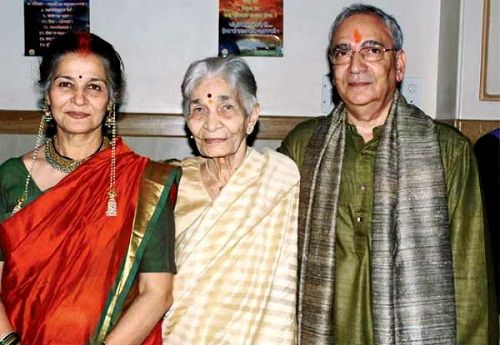 Suhasini Mulay With Her Mother Vijaya Mulay And Hu