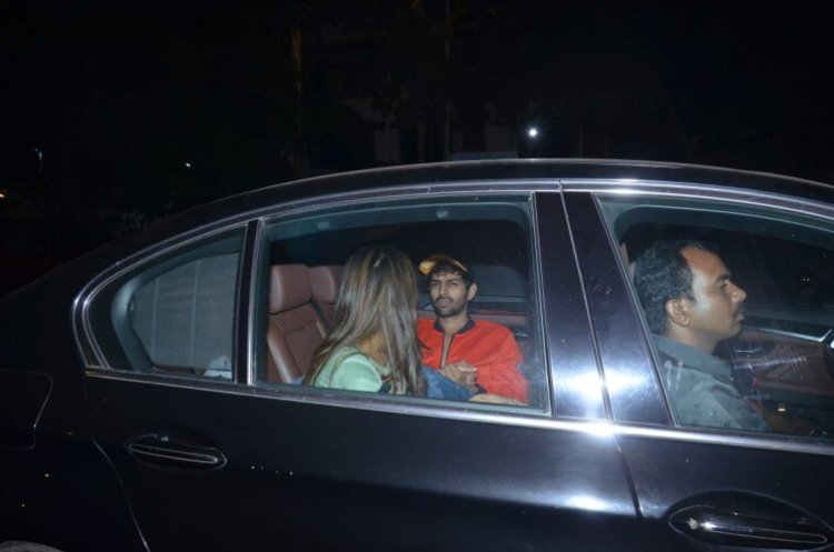 Sara Ali Khan Kartik Hold Hands