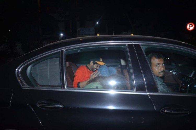 Sara Ali Khan Kartik Hold Hands2