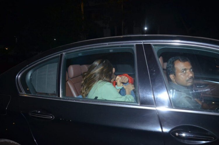 Sara Ali Khan Kartik Hold Hands5