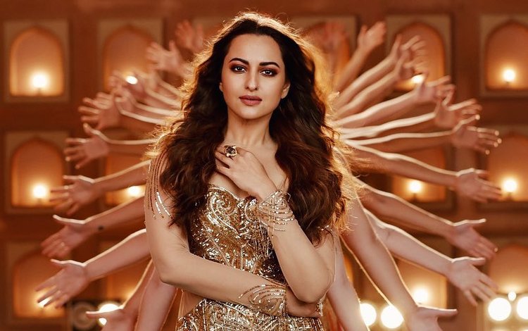 Sonakshi Sinha Shines In The First Poster Of Khandaani Shafakhana