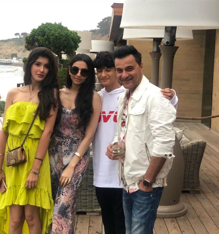 Shanaya Kapoor Suhana Khan Selfie1