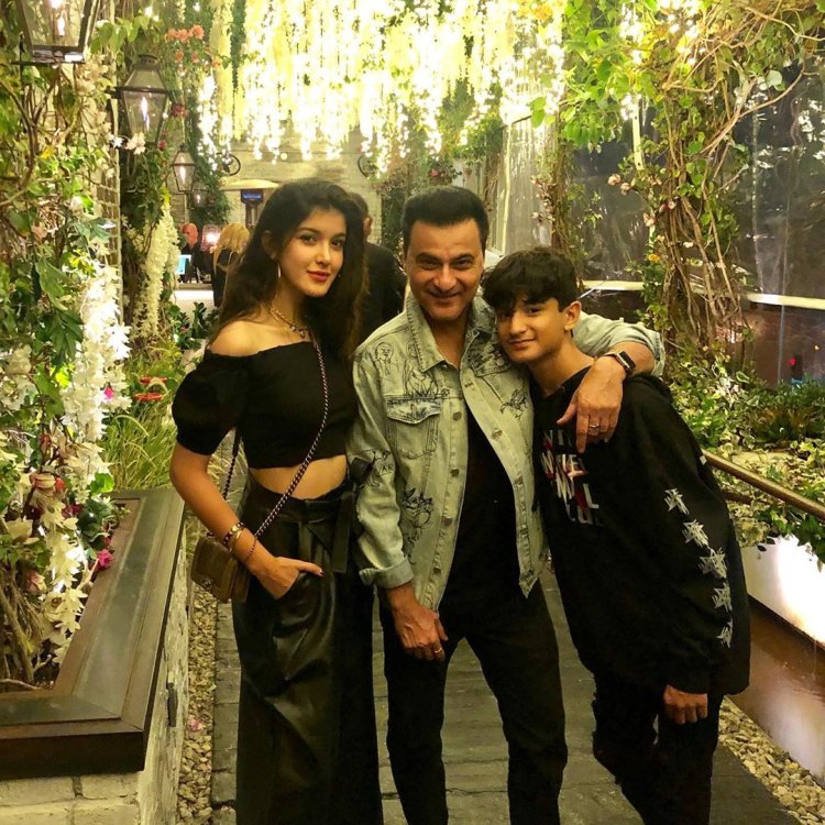 Shanaya Kapoor Suhana Khan Selfie2