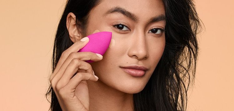 Top 5 Beauty Blenders For Blending Foundation Seamlessly