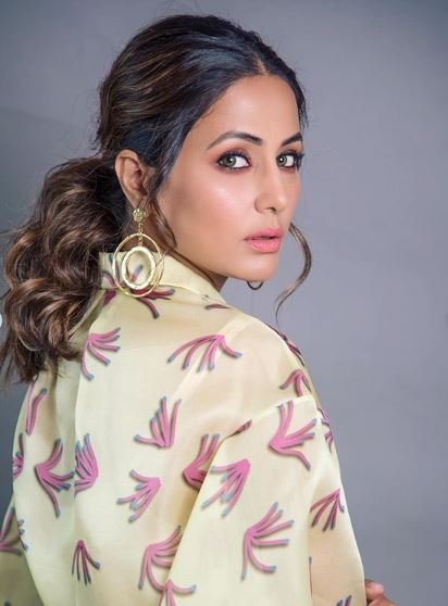 Hina Khan Looks Drop Dead Gorgeous In Lime Coloure