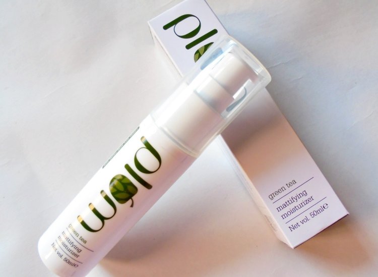 Plum Green Tea Mattifying Moisturiser is best herbal face cream for oily skin in india