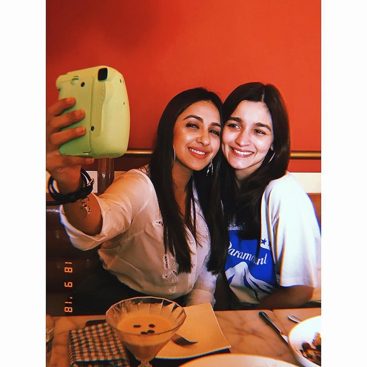 Alia Bhatt And Akansha Ranjan's Sweet Moments give us friendship goals