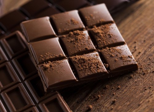 how to get glowing skin in 2 weeks: dark chocolate