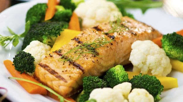 how to get glowing skin in 2 weeks: grilled fish with vegetables