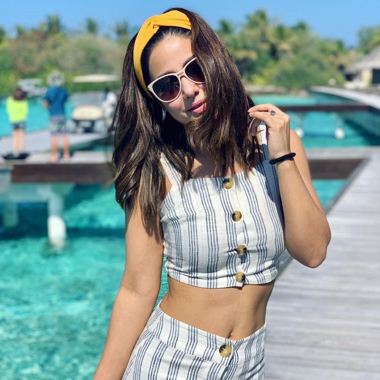 Hina Khan Shows You How To Pull Off A Headband3