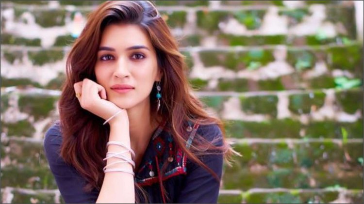 Kriti Sanon Faces Backlash For Taking Photos With
