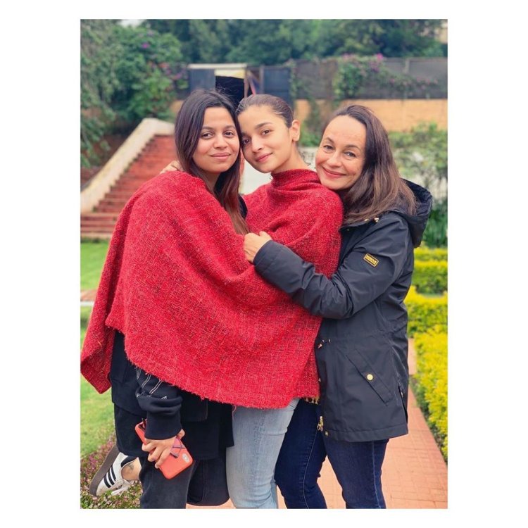 Alia Bhatt and her mother and sister