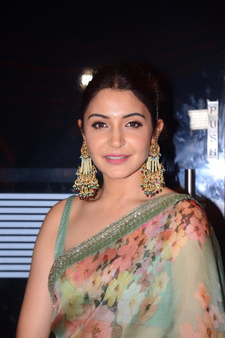  Anushka  Sharma  Oozes Elegance And Glamour In A Green 