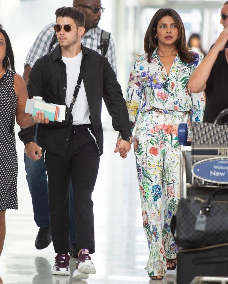 Priyanka Chopra Looks Uber Hot In This Violet Swim