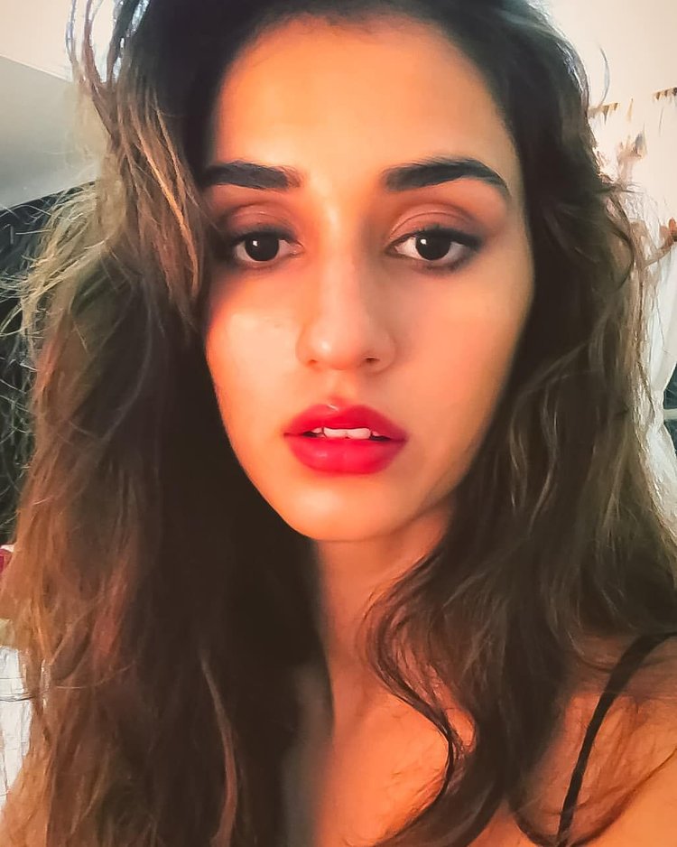 Disha Patani’s bold red lips is to die for, netizens are going mad over