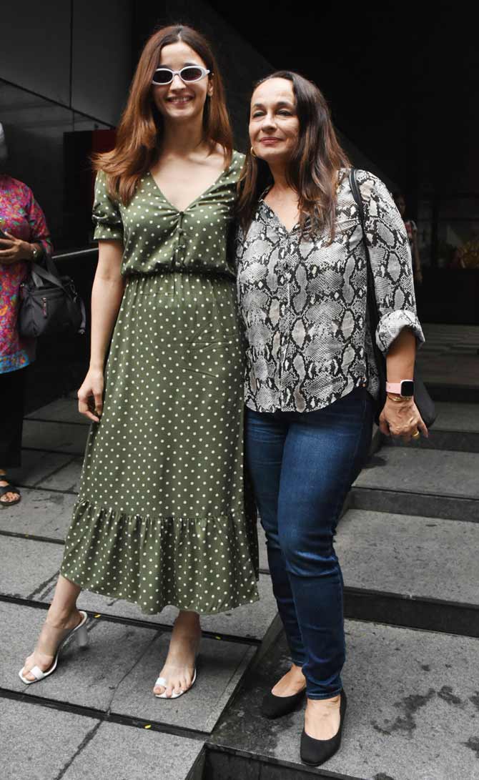 Alia Bhatt or Ananya Panday: Alia and her mother 