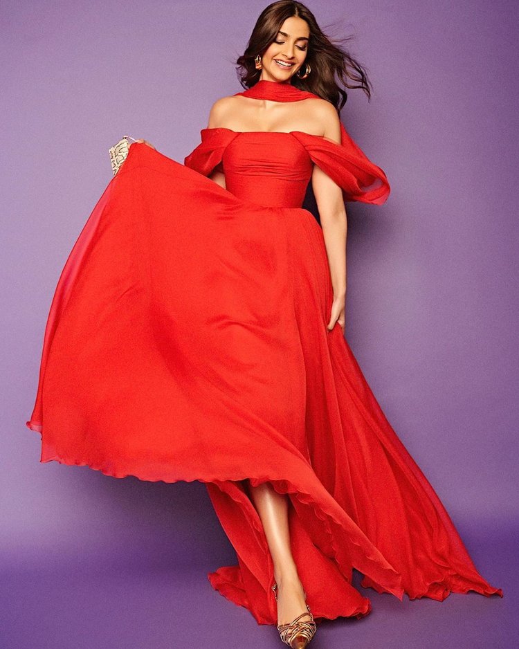 Sonam Kapoor Slays In A Red Dress Attending The Zoya Factor's Trailer -  StarBiz.com