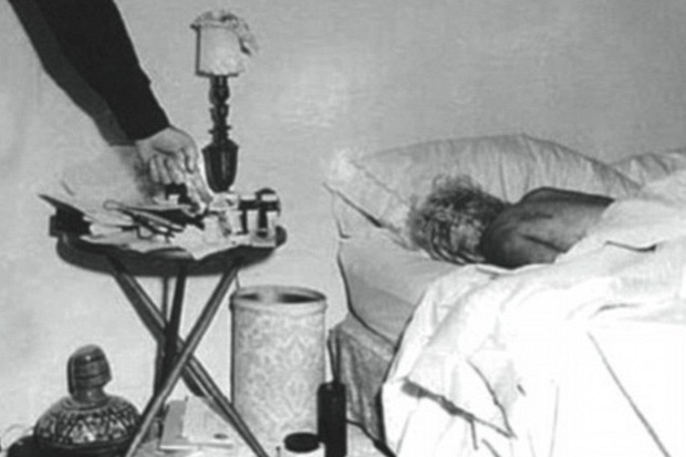 Marilyn Monroe was found dead in her apartment in L.A with lots of medicines. 