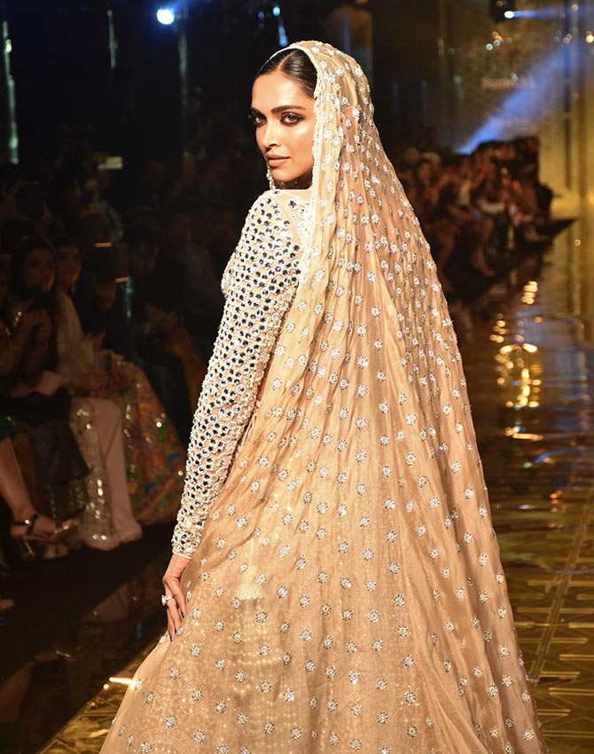 deepika padukone lehenga cost