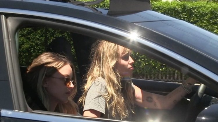 Miley Cyrus moved in with girlfriend