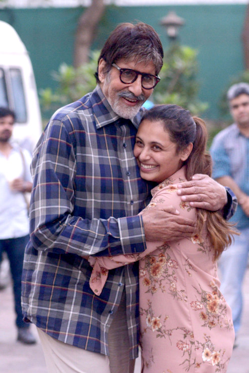 Amitabh Bachchan Share A Warm Hug With Rani Mukerj