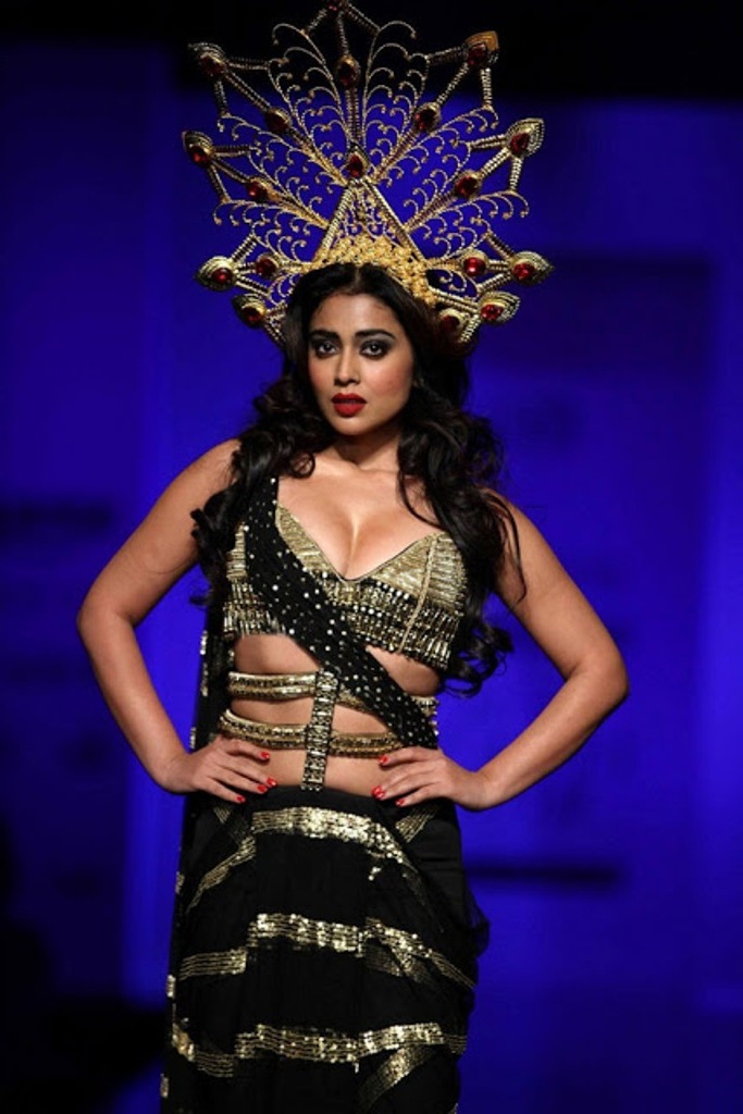 Shriya Saran Hot Ramp Walk Photos Gallery 1